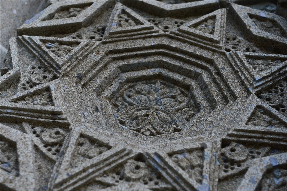 Yeşil Cami'nin duvarları 34 yıldır emektar taş ustalarının ellerinde şekil alıyor