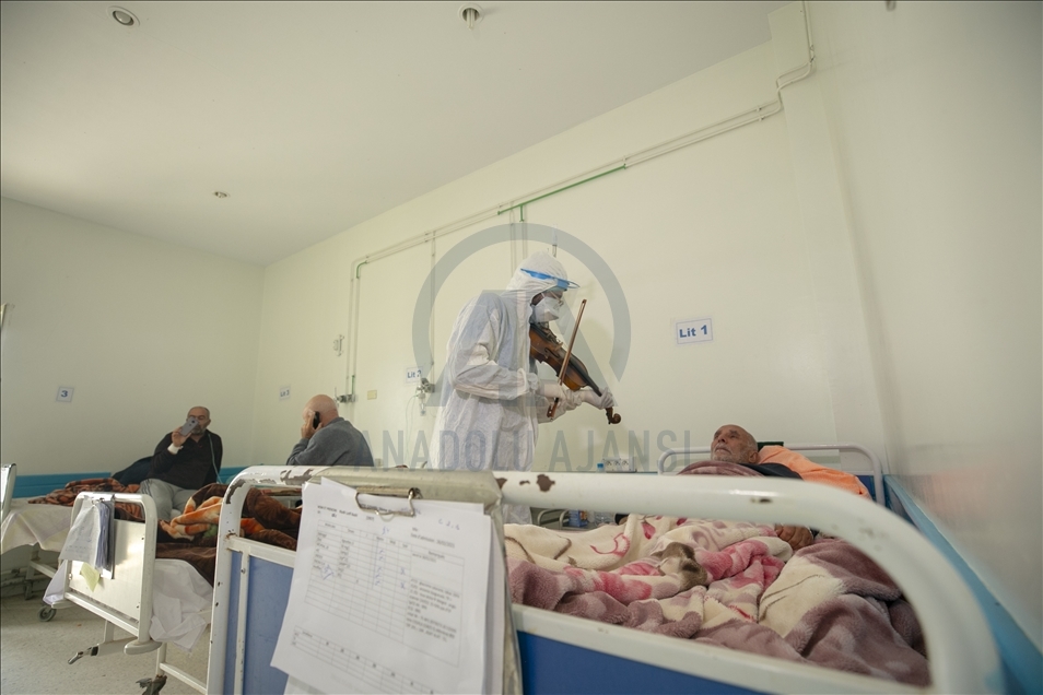 تونس.. طبيب يُخفف آلام مرضى كورونا بالموسيقى