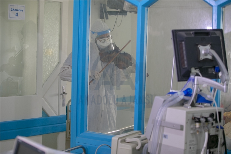 تونس.. طبيب يُخفف آلام مرضى كورونا بالموسيقى