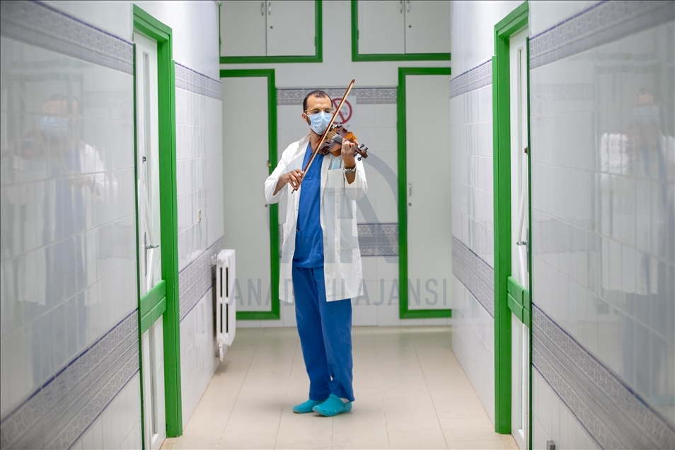 تونس.. طبيب يُخفف آلام مرضى كورونا بالموسيقى