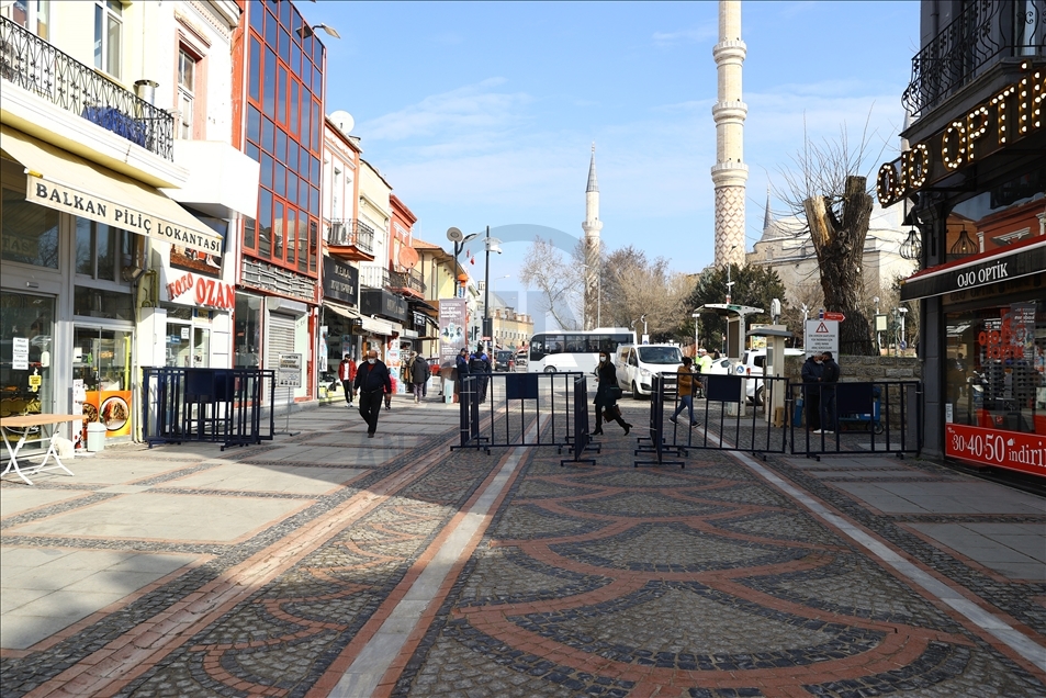 Çok yüksek riskli illerden Edirne'de merkezdeki caddelerde "4 metrekareye 1 kişi" kuralı uygulanacak