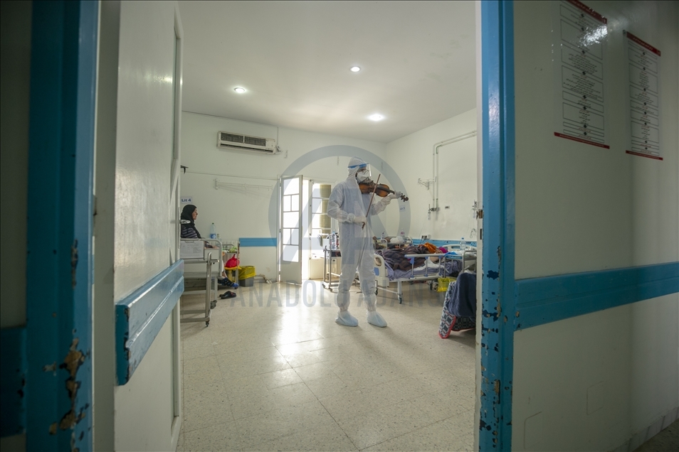 تونس.. طبيب يُخفف آلام مرضى كورونا بالموسيقى