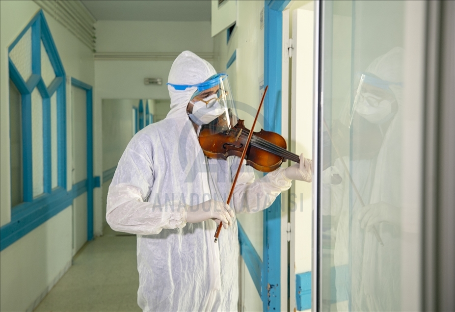 تونس.. طبيب يُخفف آلام مرضى كورونا بالموسيقى