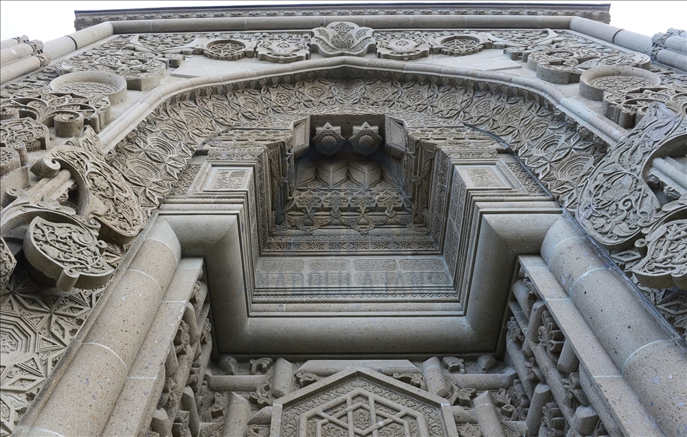 Yeşil Cami'nin duvarları 34 yıldır emektar taş ustalarının ellerinde şekil alıyor