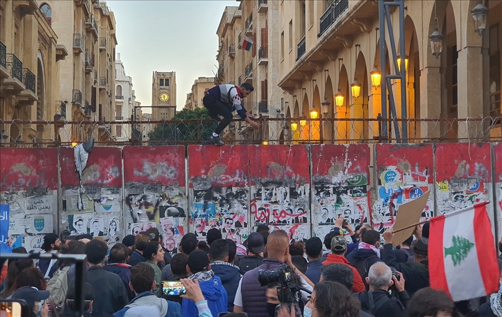 لبنان.. الساسة يتناحرون والشعب يأكل الحصرم