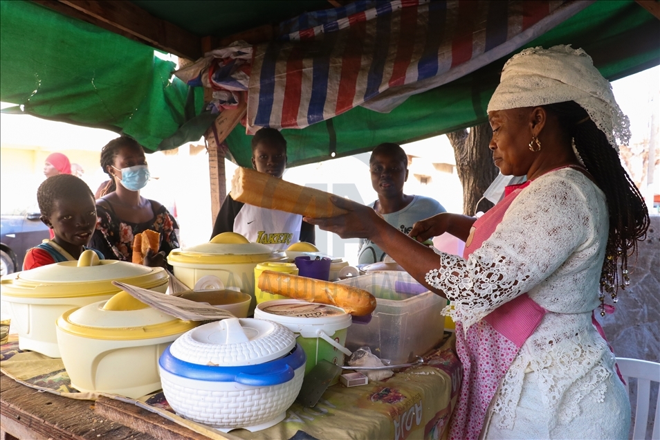 Salimata, vendeuse de rue sénégalaise, élève 3 enfants grâce à son activité