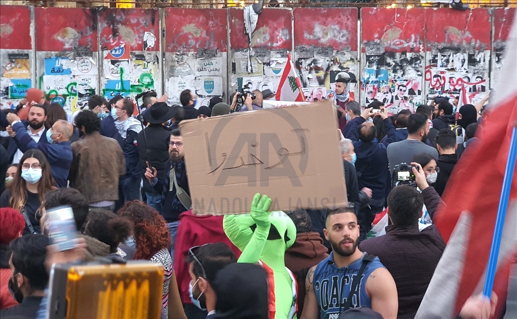 لبنان.. الساسة يتناحرون والشعب يأكل الحصرم
