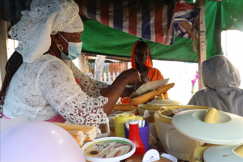 Salimata, vendeuse de rue sénégalaise, élève 3 enfants grâce à son activité