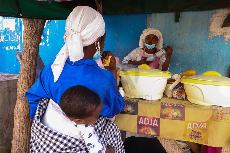 Salimata, vendeuse de rue sénégalaise, élève 3 enfants grâce à son activité