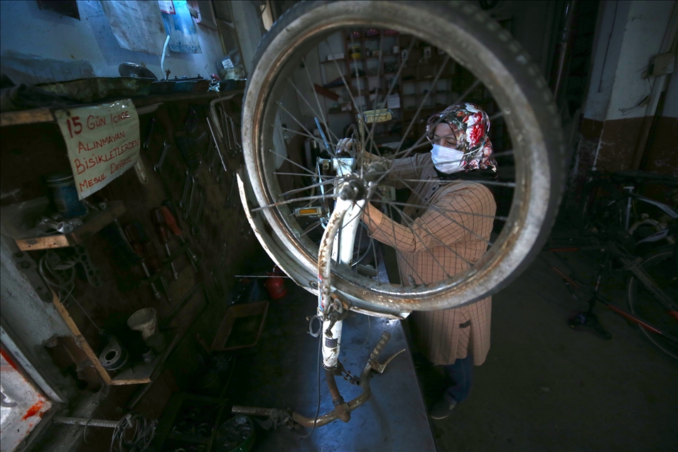 Bozuk bisikletler 4 torun sahibi "Emine usta"nın maharetli elleriyle düzeliyor