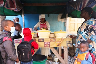 Salimata, vendeuse de rue sénégalaise, élève 3 enfants grâce à son activité