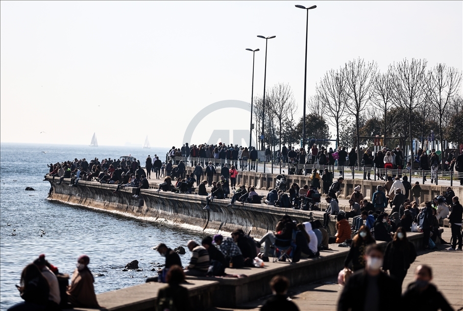 İstanbul'da "kısıtlamasız" ikinci cumartesi gününde sahillerde ve caddelerde hareketlilik gözlendi