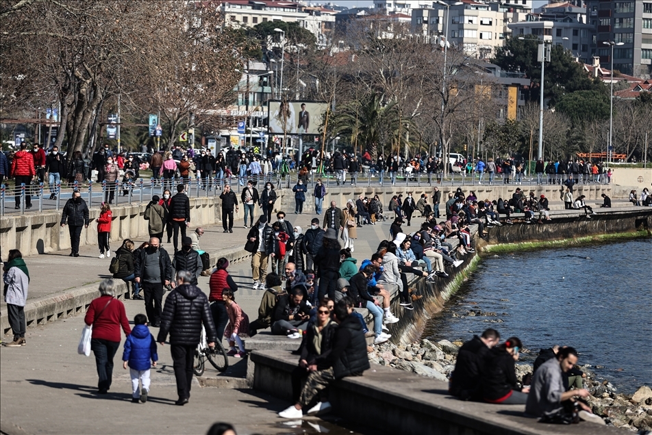 İstanbul'da "kısıtlamasız" ikinci cumartesi gününde sahillerde ve caddelerde hareketlilik gözlendi