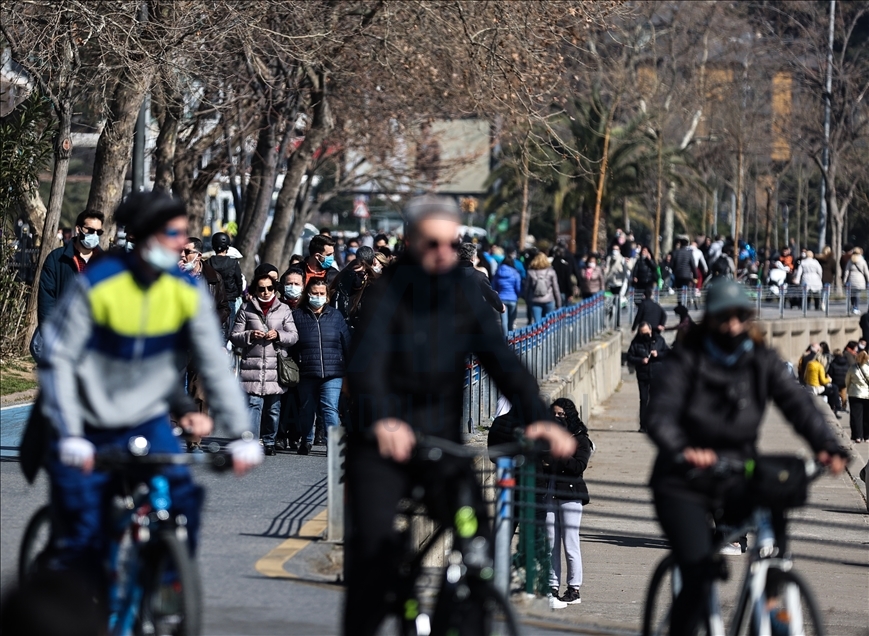 İstanbul'da "kısıtlamasız" ikinci cumartesi gününde sahillerde ve caddelerde hareketlilik gözlendi
