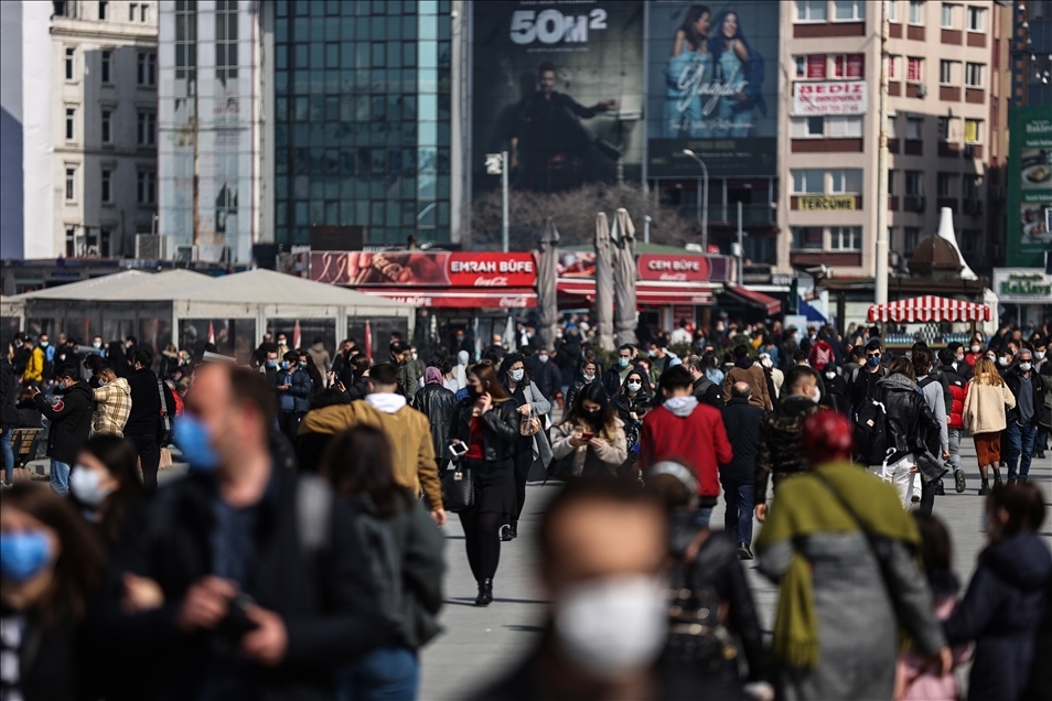 İstanbul'da "kısıtlamasız" ikinci cumartesi gününde sahillerde ve caddelerde hareketlilik gözlendi