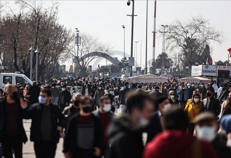 İstanbul'da "kısıtlamasız" ikinci cumartesi gününde sahillerde ve caddelerde hareketlilik gözlendi
