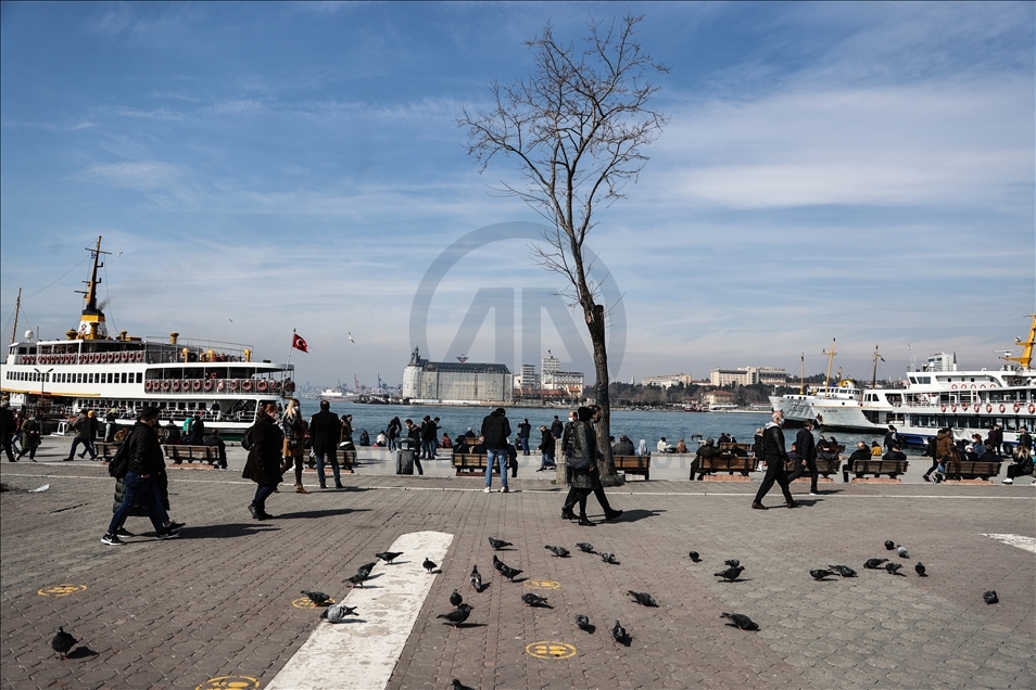 İstanbul'da "kısıtlamasız" ikinci cumartesi gününde sahillerde ve caddelerde hareketlilik gözlendi