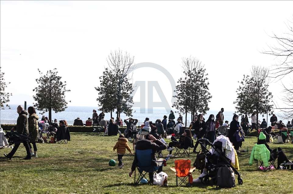 İstanbul'da "kısıtlamasız" ikinci cumartesi gününde sahillerde ve caddelerde hareketlilik gözlendi