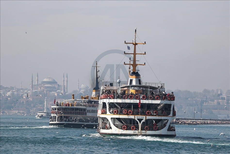 İstanbul'da "kısıtlamasız" ikinci cumartesi gününde sahillerde ve caddelerde hareketlilik gözlendi