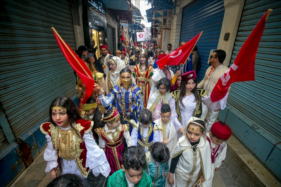 Los tunecinos celebran su herencia con trajes tradicionales