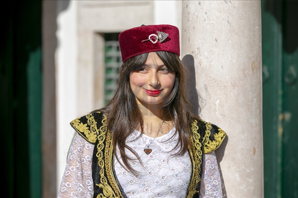 Los tunecinos celebran su herencia con trajes tradicionales
