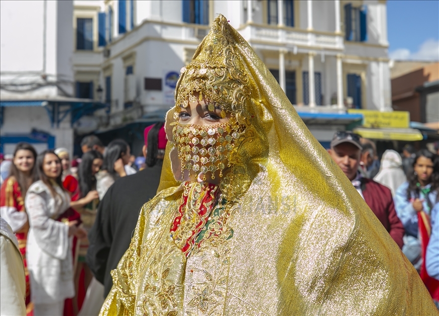 Los tunecinos celebran su herencia con trajes tradicionales