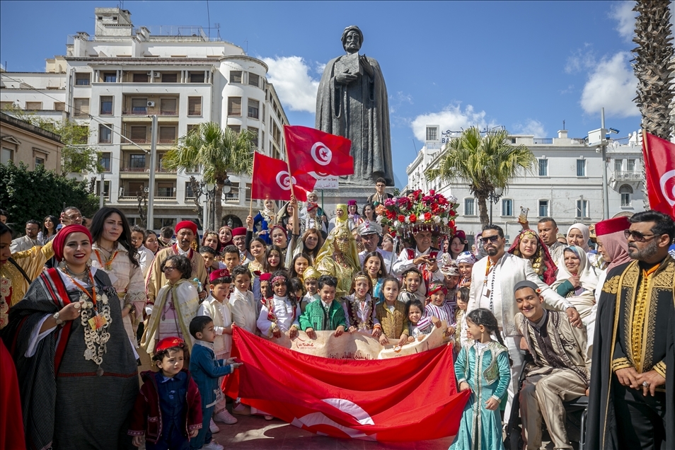 Los tunecinos celebran su herencia con trajes tradicionales
