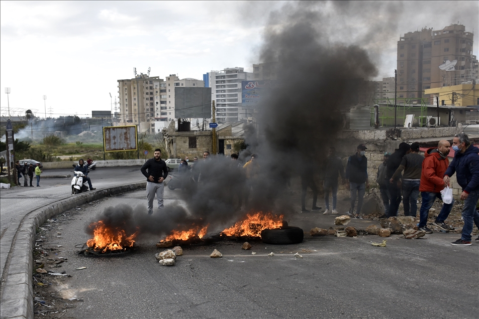 غربا وشمالا وجنوبا.. نيران المحتجين تقطع طرقات لبنانية