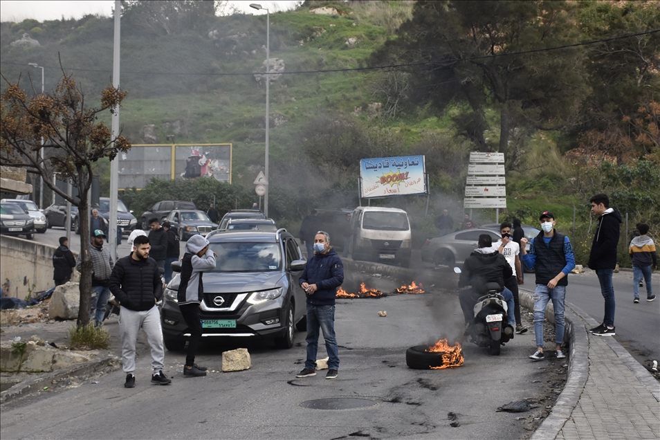 غربا وشمالا وجنوبا.. نيران المحتجين تقطع طرقات لبنانية