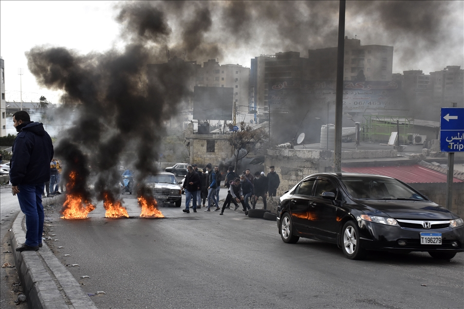 غربا وشمالا وجنوبا.. نيران المحتجين تقطع طرقات لبنانية