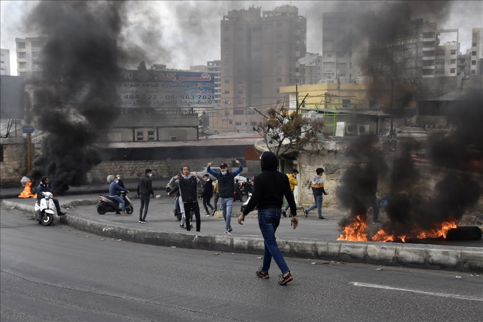 غربا وشمالا وجنوبا.. نيران المحتجين تقطع طرقات لبنانية