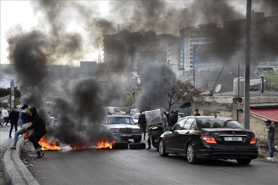 غربا وشمالا وجنوبا.. نيران المحتجين تقطع طرقات لبنانية