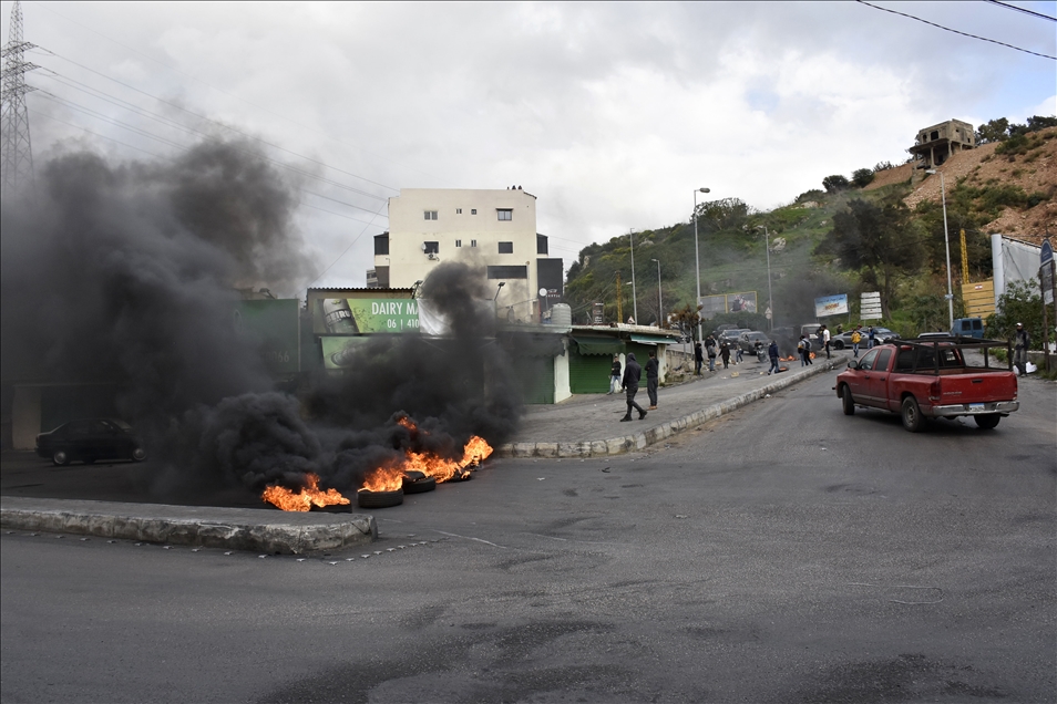 غربا وشمالا وجنوبا.. نيران المحتجين تقطع طرقات لبنانية