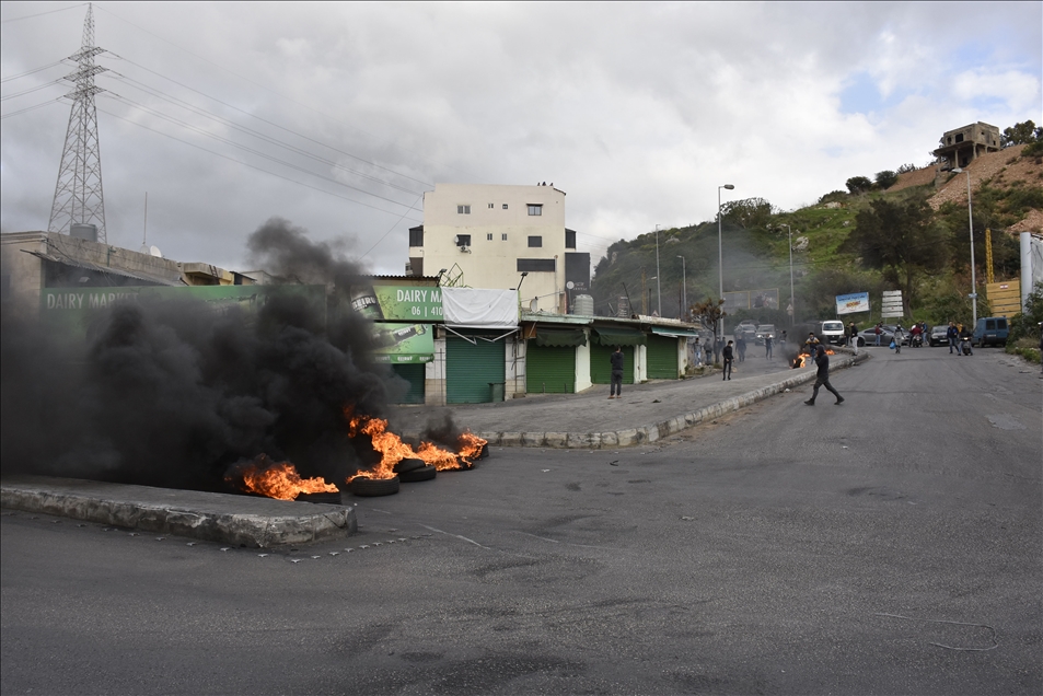 غربا وشمالا وجنوبا.. نيران المحتجين تقطع طرقات لبنانية