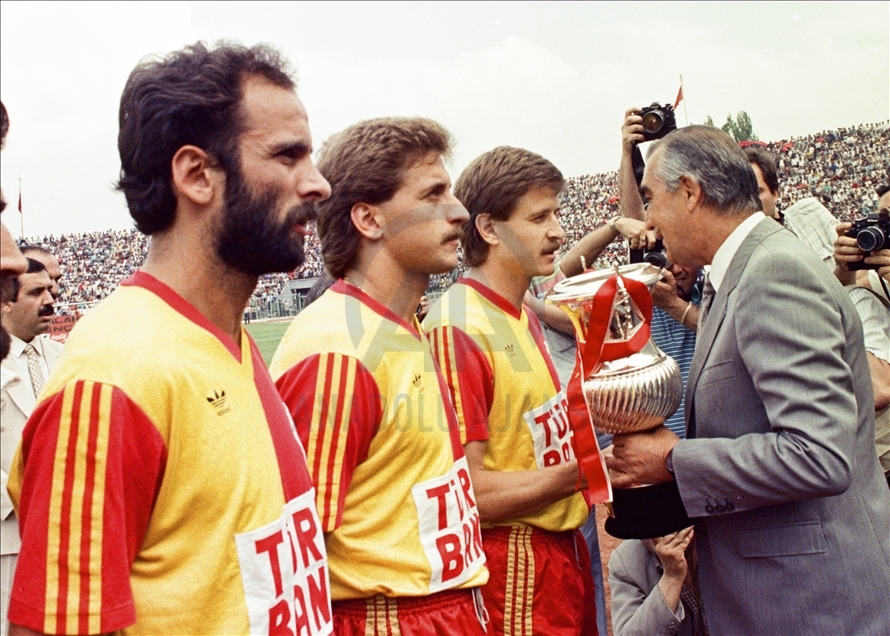 Galatasaray'ın unutulmaz futbolcusu Erhan Önal vefat etti