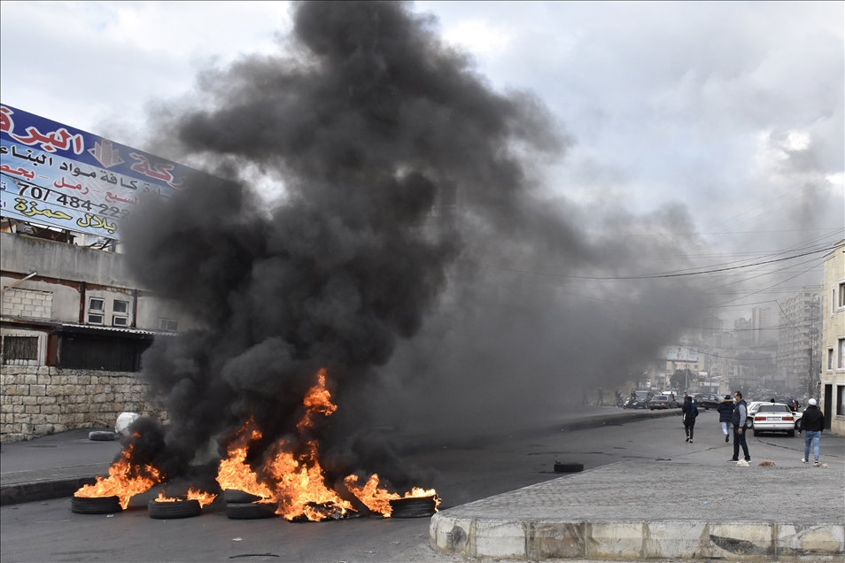 غربا وشمالا وجنوبا.. نيران المحتجين تقطع طرقات لبنانية