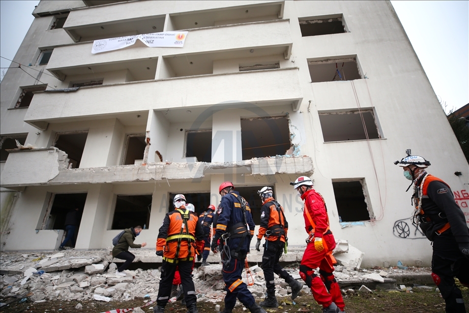 Düzce'de gerçeğini aratmayan deprem tatbikatı