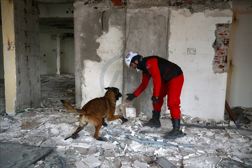 Düzce'de gerçeğini aratmayan deprem tatbikatı