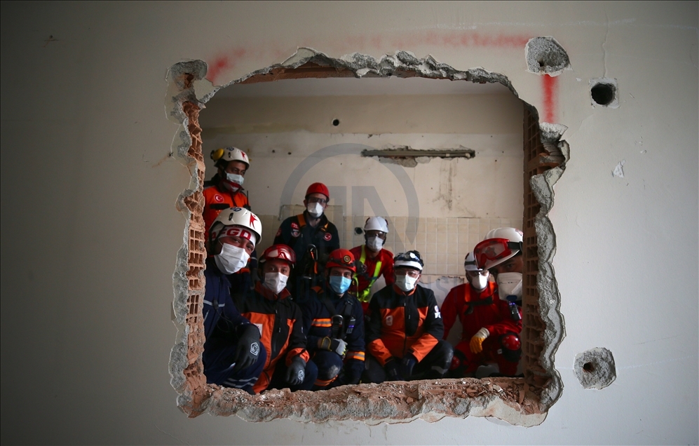 Düzce'de gerçeğini aratmayan deprem tatbikatı