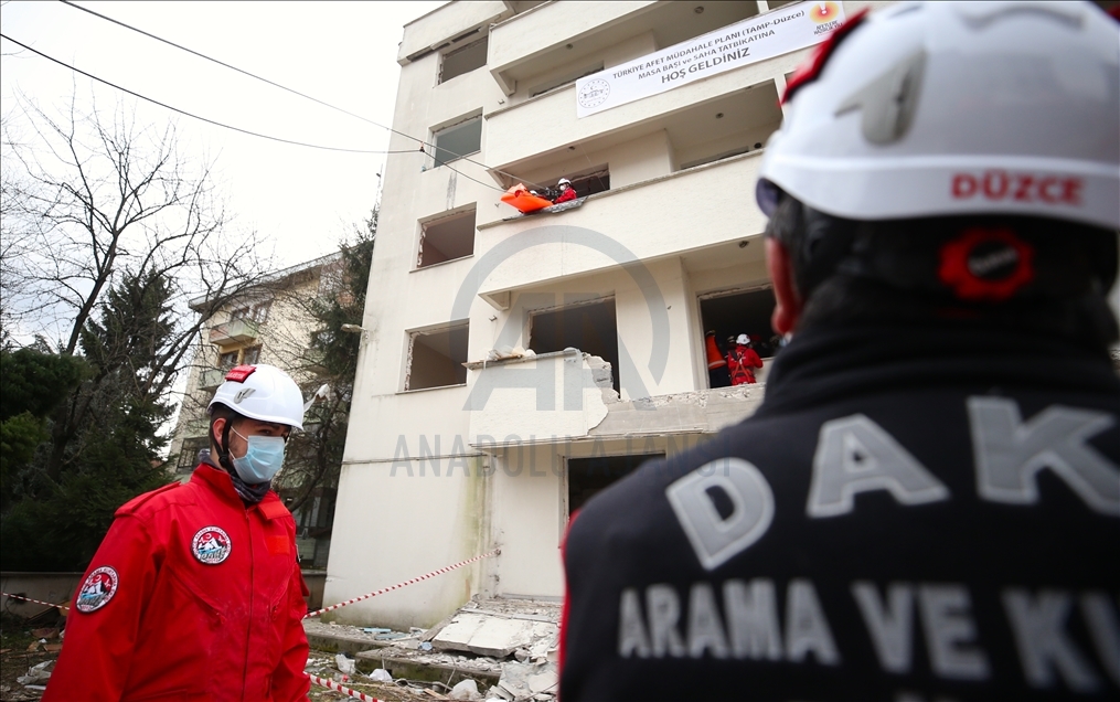 Düzce'de gerçeğini aratmayan deprem tatbikatı