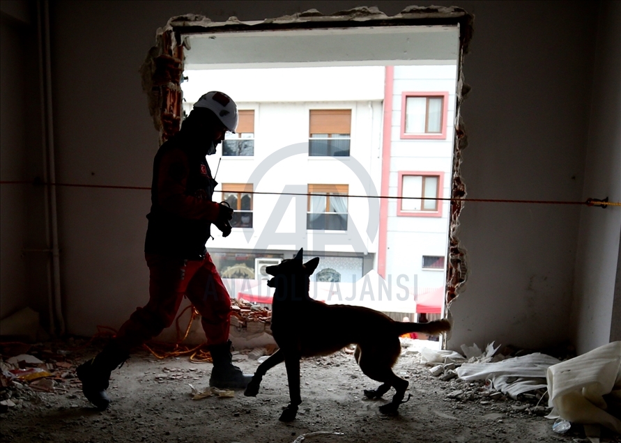 Düzce'de gerçeğini aratmayan deprem tatbikatı