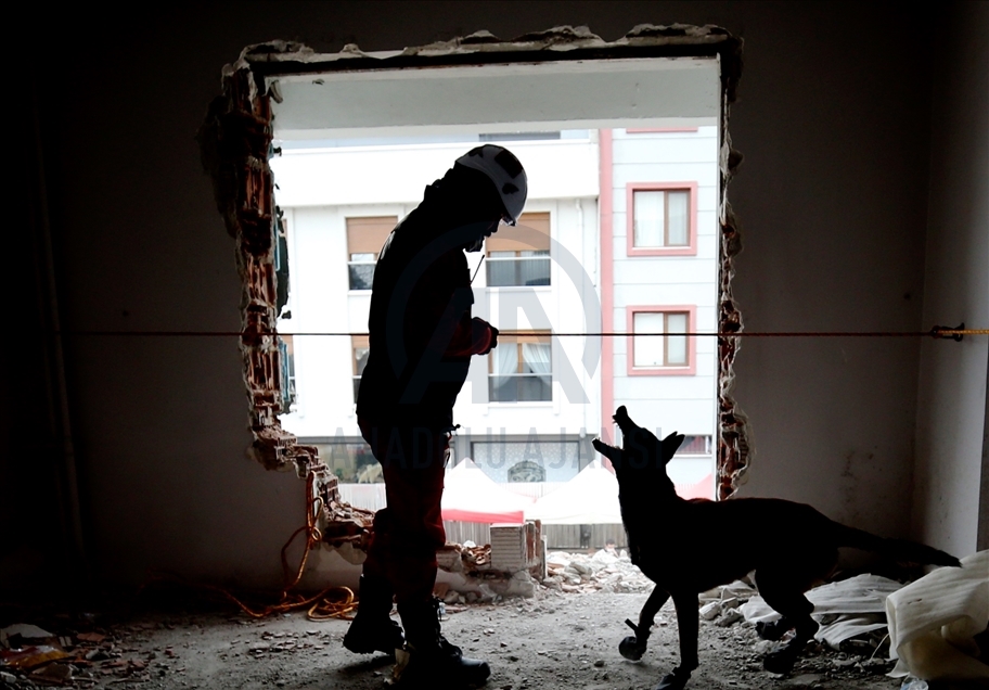 Düzce'de gerçeğini aratmayan deprem tatbikatı