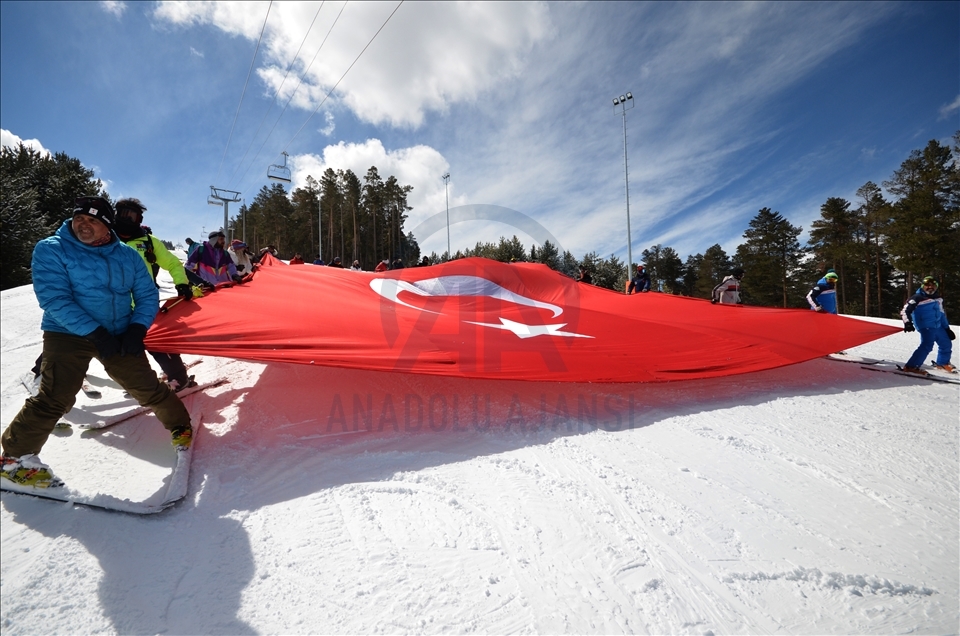 Çanakkale şehitleri, Kars'ta dev Türk bayrağı eşliğinde yapılan kayakla anıldı