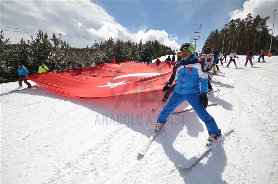Çanakkale şehitleri, Kars'ta dev Türk bayrağı eşliğinde yapılan kayakla anıldı