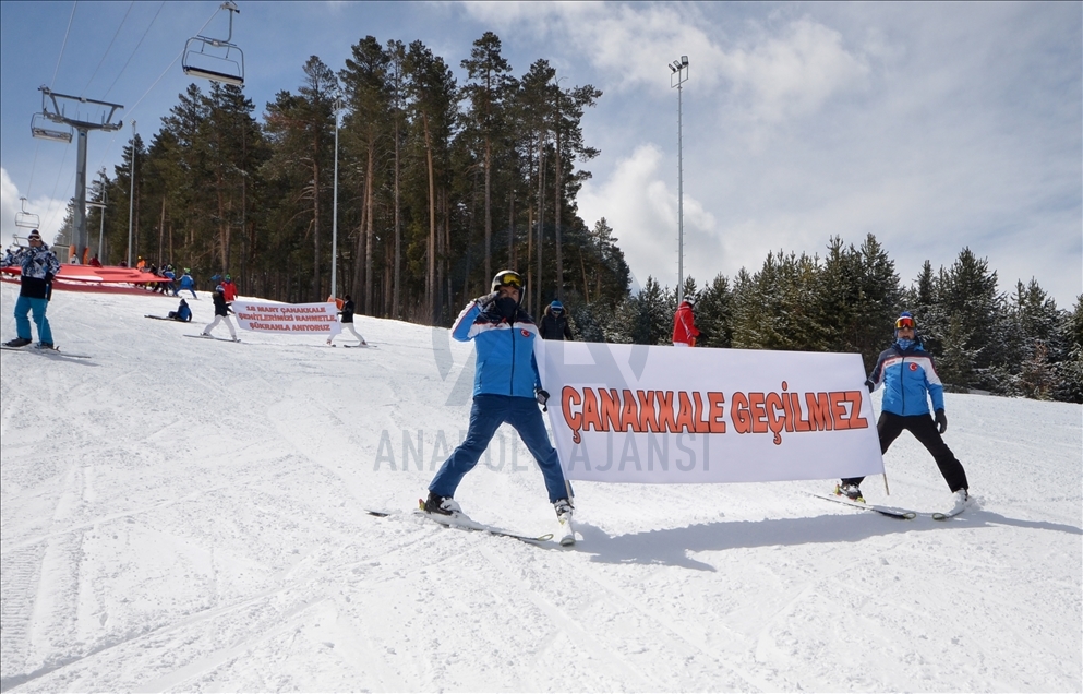 Çanakkale şehitleri, Kars'ta dev Türk bayrağı eşliğinde yapılan kayakla anıldı