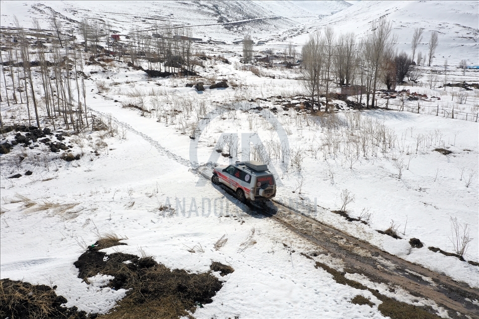 Aras'ın filyasyon ekipleri Kovid-19 vakalarını tespit etmek için "aşılmaz" denilen dağları aşıyor