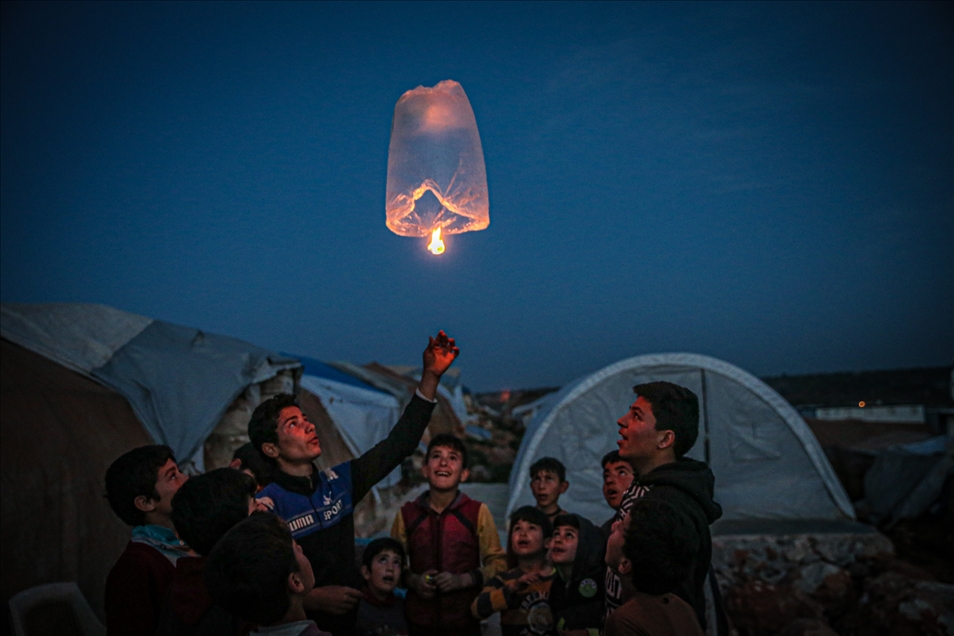 Suriyeli çocuklar dilek balonu uçurdu