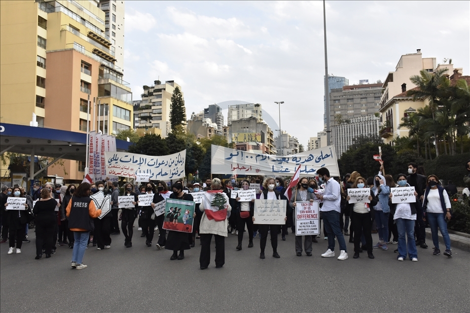 Lübnanlı kadınlar, hayat pahalılığı ve gençlerin iş için yurt dışına çıkmak zorunda kalmasını protesto etti
