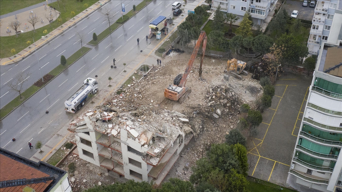 İzmir'deki depremde ağır hasar gören 488 bina daha yıkılacak