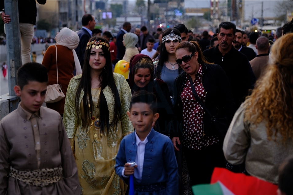 سلێمانی.. هاووڵاتیان بە جلوبەرگی کوردییەوە روو لە شەقامی سالم دەکەن